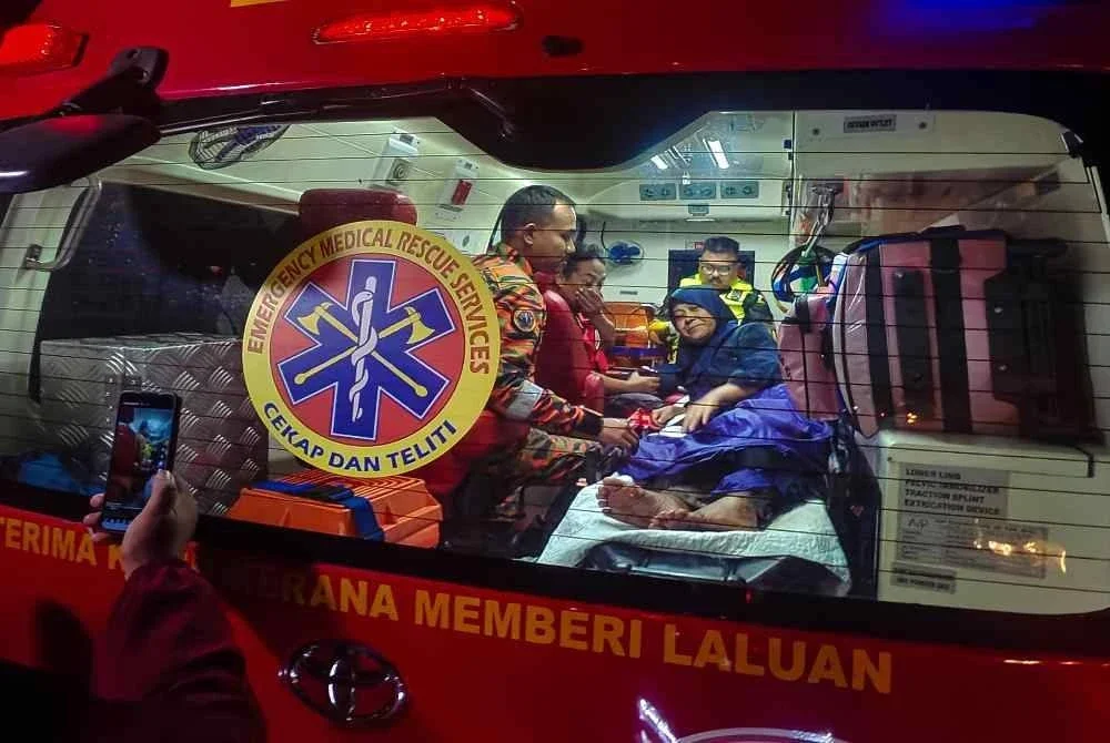  Pendaki wanita, Jaslinda Saludin, 49, dibawa dari Kampung Lubuk Gaharu ke Hospital Tapah malam ini. Foto Bernama