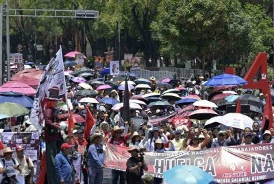 Kumpulan guru berarak sambil melaungkan slogan menuntut pemerintah memansuhkan undang-undang 2007 yang merombak sistem pencen dan keselamatan sosial pekerja sektor awam selain menaikkan gaji guru. Foto AFP