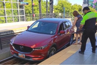 Kesilapan wanita itu turut memaksa pihak berkuasa menggantung operasi perkhidmatan kereta api ringan selama dua jam bagi membolehkan kenderaan tersebut dialihkan. Foto Agensi