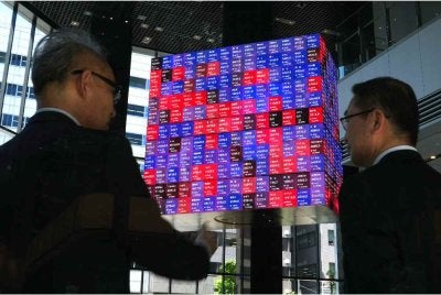 Kejutan dalam sektor teknologi turut menular ke pasaran Asia.