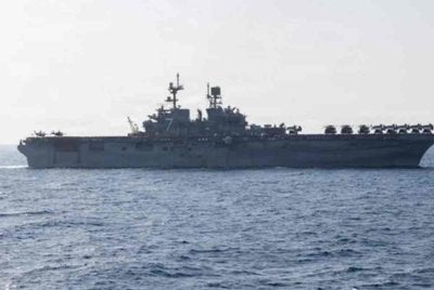 Kapal serangan amfibia USS Tripoli (LHA 7) berlayar di Laut Arab bagi menyokong sekatan berterusan Amerika Syarikat terhadap Iran. Foto X/CENTCOM