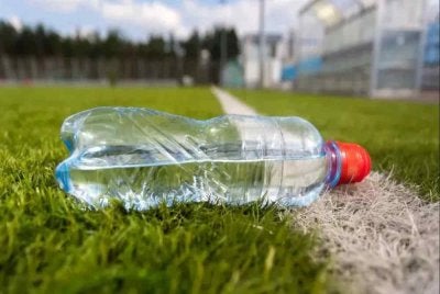 Botol plastik lembut berkapasiti sehingga 590 mililiter dibenarkan di bawa ke dalam stadium.