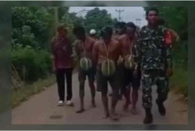  Sekumpulan lelaki menerima hukuman sosial apabila diarak mengelilingi kampung selepas didakwa terlibat dalam kegiatan mencuri durian.
