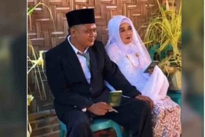  Seorang lelaki berusia 25 tahun di Tulungagung, Jawa Timur menjadi perhatian ramai selepas memilih untuk mendirikan rumah tangga dengan wanita berusia 63 tahun