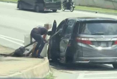 Tangkap layar rakaman video tular memaparkan perbuatan sekumpulan individu dipercayai mencuri kabel di MRR2, Ampang.