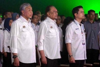 Anwar (dua dari kiri) ketika menghadiri Sambutan Hari Pendidikan dan Latihan Teknikal dan Vokasional (TVET) Negara 2026 di Dataran Putrajaya hari ini. Foto Bernama