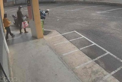 Young Syefura memuat naik rakaman CCTV memaparkan dua individu berada di hadapan premis ketika kejadian.