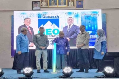 Saarani menyempurnakan gimik perasmian Pelancaran Geoentrepreneur Lenggong Unesco Global Geopark di Dewan Merdeka, Lenggong pada Sabtu.