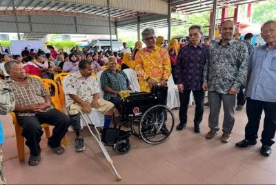 Raja Nushirwan (tengah) bersama kenamaan bergambar dengan penerima kerusi roda dan tongkat. 