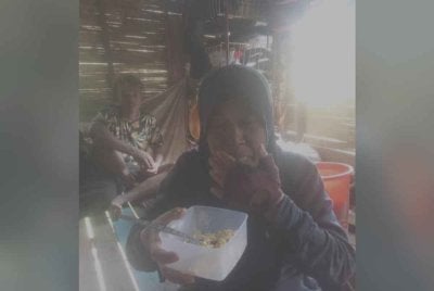 Gambar dipercayai memaparkan Jaslinda berada di sebuah rumah komuniti di kawasan itu turut tular di media sosial.