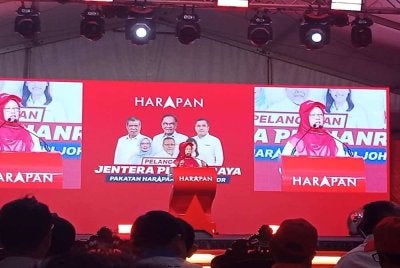 Zaliha berucap pada Pelancaran Jentera Pilihan Raya Pakatan Harapan di Batu Pahat pada Sabtu.