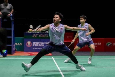 Goh Sze Fei (kanan) dan Nur Izzuddin (kiri) berjaya ke perlawanan akhir Terbuka Indonesia. FOTO: BERNAMA
