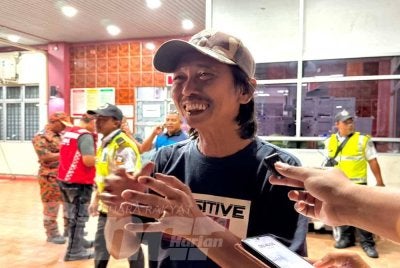 Haszman ketika ditemui di Unit Kecemasan dan Trauma Hospital Tapah pada Sabtu. - Foto Normawati Adnan