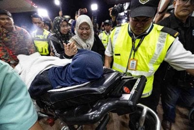 Kegembiraan dan kelegaan jelas terpancar pada wajah ahli keluarga pendaki wanita, Jaslinda Saludin, 49, ketika menyambut kepulangannya di Hospital Tapah malam ini selepas beliau ditemui selamat susulan kejadian ketika mendaki Gunung Batu Putih. Foto Bernama 