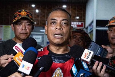 Penolong Pengarah Operasi Jabatan Bomba dan Penyelamat Malaysia (JBPM) Perak, Sabarodzi Nor Ahmad menjawab pertanyaan pemberita ketika ditemui di Hospital Tapah malam ini. Foto Bernama