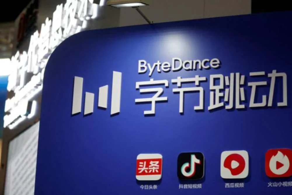 Logo syarikat induk TikTok, ByteDance dipamerkan semasa lawatan media ke Pusat Pameran Zon Demonstrasi Inovasi Nasional Zhongguancun di Beijing pada 10 Februari 2022.