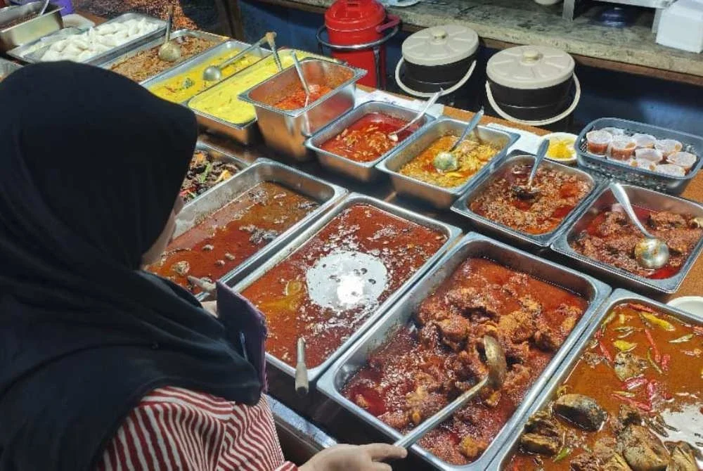 Pelbagai juadah enak dengan harga berpatutan menggamit selera di Tanjung Api.