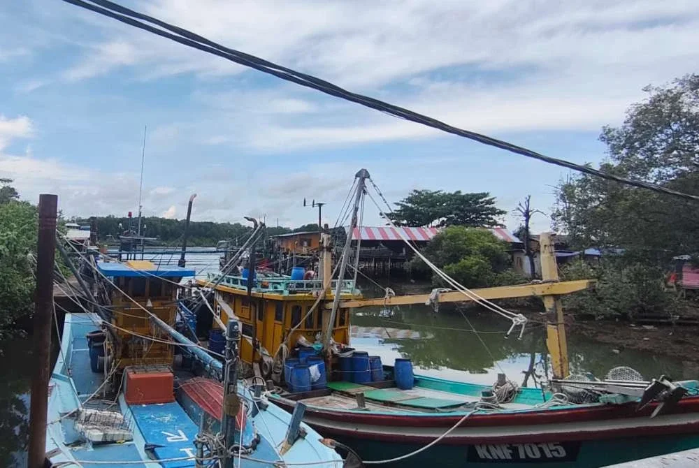 Deretan bot nelayan di jeti berhampiran Tanjung Api.