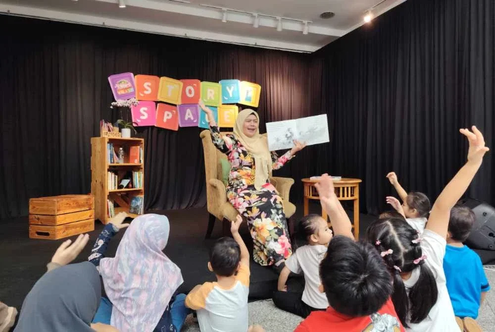 Tugas Suraya sebagai pencerita membolehkan interaksi secara dua hala.