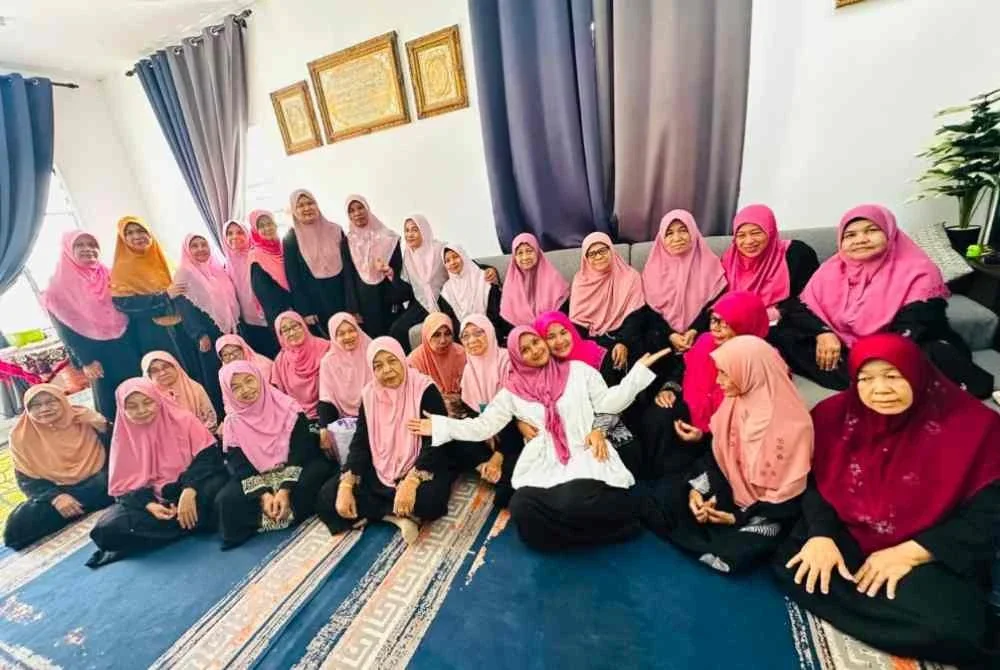 Fara Haryanti Mat Zain dan Kumpulan Yasin Fadilat Al-Muqarrabi dalam kenduri kesyukuran bagi meraikan kejayaan anaknya, Nor Qalish Aqiff Norazlan, yang berjaya muncul johan kategori sekolah rendah dalam Musabaqah Tilawah Al-Quran MADANI Peringkat Daerah Pasir Puteh 2026.