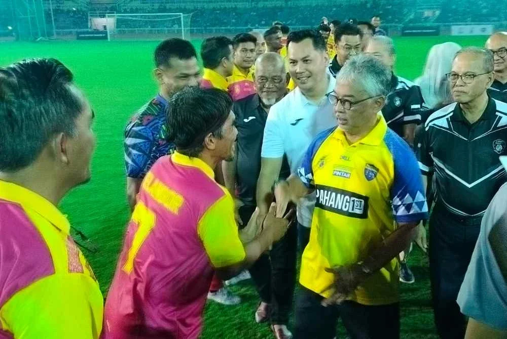 Al-Sultan Abdullah berkenan menemui barisan pemain sebelum aksi persahabatan sempena Majlis Pelancaran Liga Rakyat Pahang 1st merebut Piala Al-Sultan Abdullah 2026 di Stadium Darul Makmur pada Sabtu.