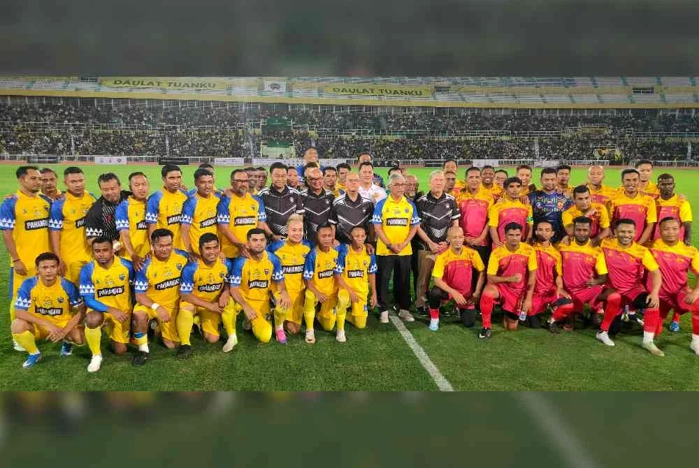Al-Sultan Abdullah bergambar bersama barisan pemain Pasukan Pilihan Pahang dan Pilihan Selangor pada aksi persahabatan sempena Pelancaran Liga Rakyat Pahang 1st merebut Piala Al-Sultan Abdullah 2026 di Stadium Darul Makmur pada Sabtu.