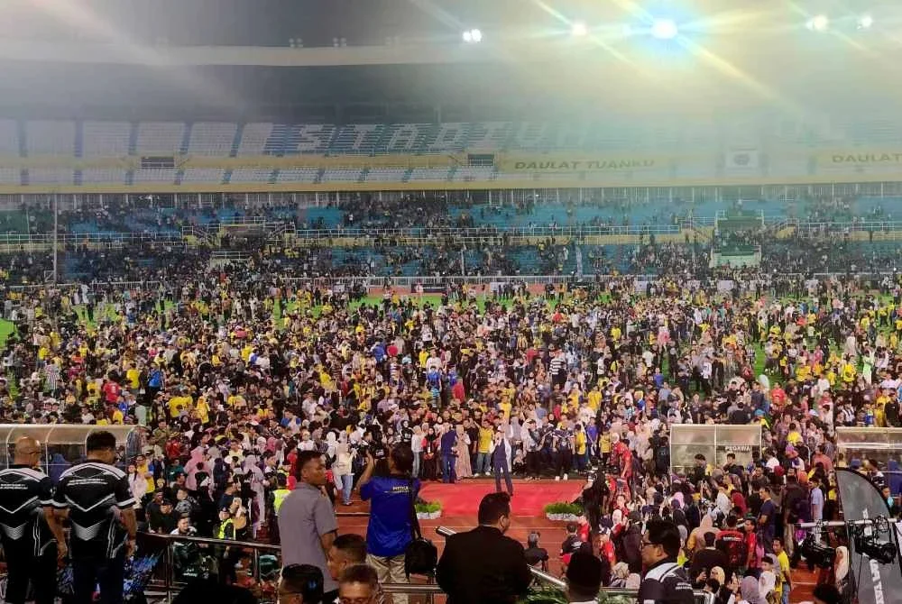 Ribuan peminat bola sepak pelbagai usia mengambil peluang berkumpul.di tengah padang bagi mengikuti acara sampingan termasuk cabutan bertuah pada Majlis Pelancaran Liga Rakyat Pahang 1st merebut Piala Al-Sultan Abdullah 2026 di Stadium Darul Makmur di sini pada Sabtu.