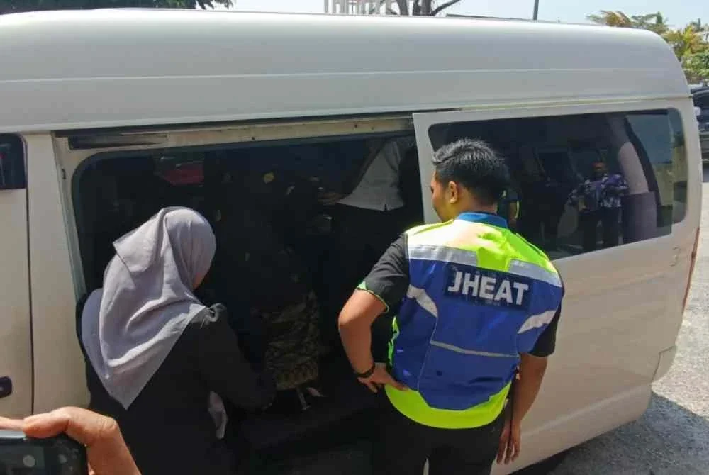 Kesemua pesalah syariah dibawa ke Mahkamah Penjara Marang dengan menaiki van Jabatan Hal Ehwal Agama Terengganu (JHEAT).