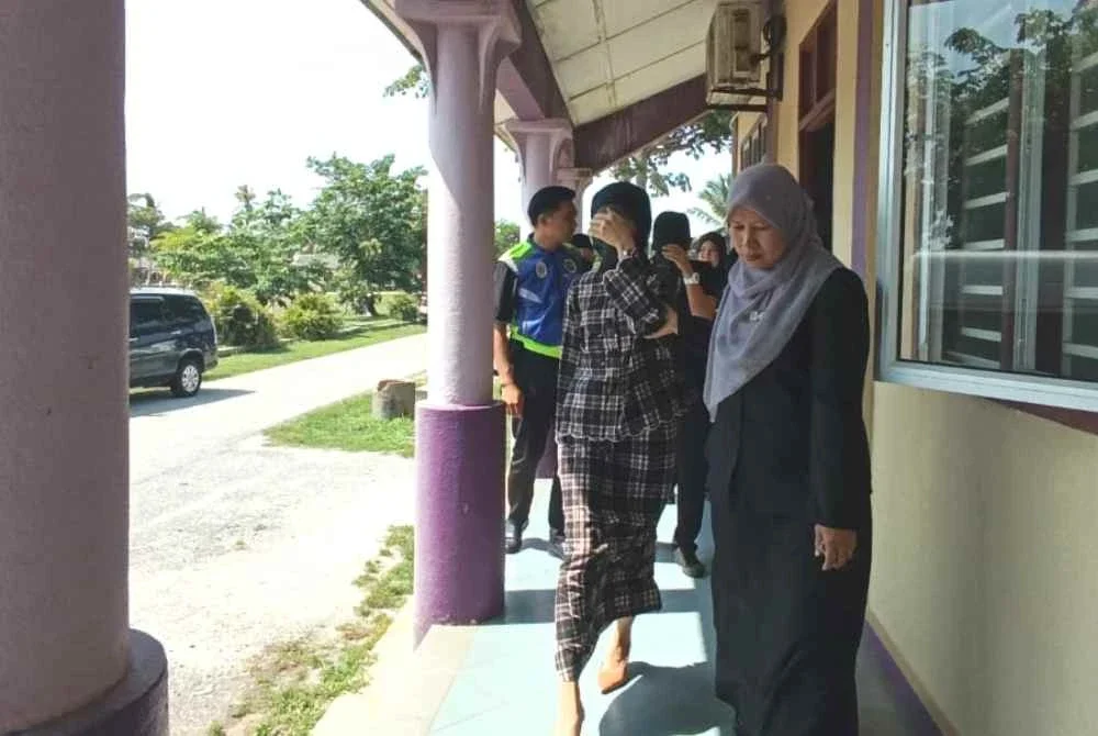 Antara pesalah syariah yang dibawa keluar untuk menaiki van JHEAT selepas selesai menjalani hukuman dan pemeriksaan kesihatan selepas hukuman sebatan dilaksanakan di Mahkamah Penjara Marang pada Ahad.
