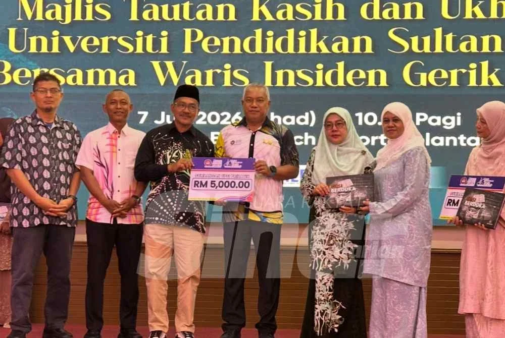 Buku dan tabung yang disampaikan kepada ahli keluarga mangsa kemalangan di Gerik.