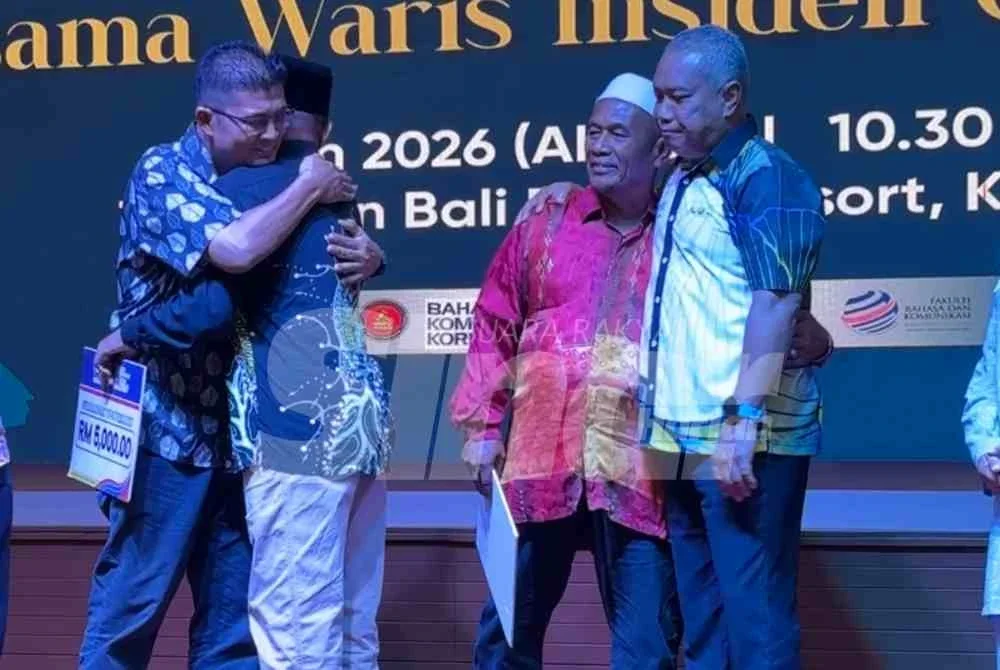 Dua bapa pelajar dipeluk oleh pihak UPSI dan Md Amin (kanan).