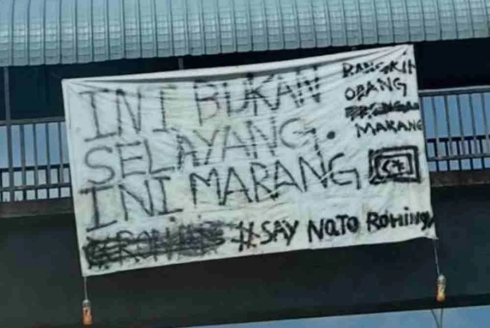 Gambar tular Sepanduk kain putih yang digantung di sebuah jejantas dipercayai di Marang, Terengganu.