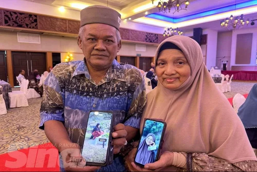 Nik Nor Zabir (kiri) dan Aziah (kanan) menunjukkan gambar anak mereka, Allahyarham Nik Amni Nadiah dan pusaranya yang kerap diziarahi.
FOTO ADILA SHARINNI WAHID