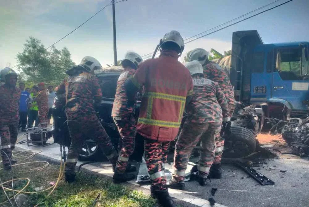 Enam sekeluarga maut termasuk seorang bayi berusia enam bulan dalam kemalangan membabitkan sebuah lori tanah dan kenderaan utiliti sukan, di Kampung Baru Pinang Tunggal pada Ahad. Foto media sosial