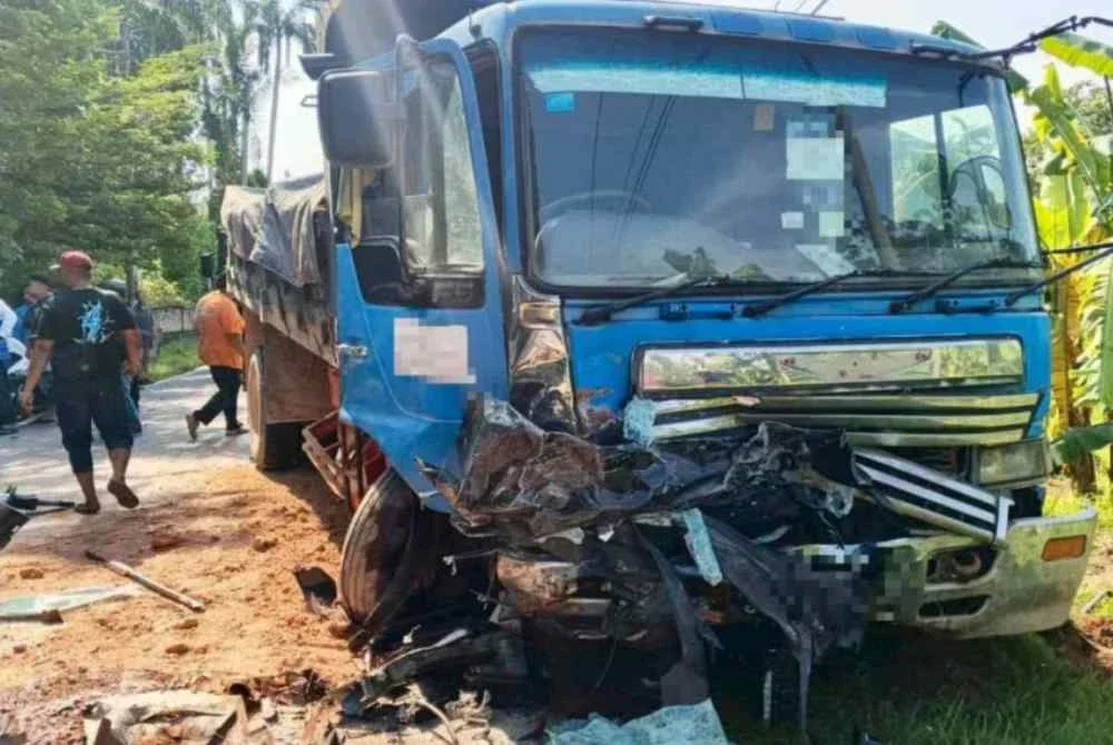Sebuah lori tanah yang terlibat dalam kemalangan di Kampung Baru Pinang Tunggal, Sungai Petani. Foto media sosial