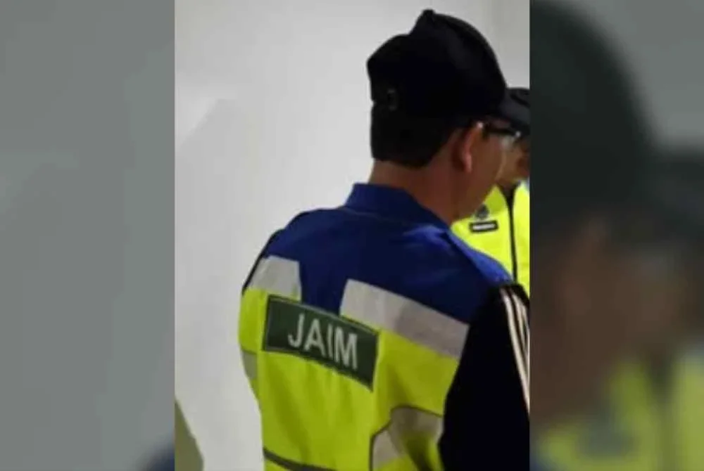 Seorang kerani berstatus isteri orang yang suaminya sedang menjalani hukuman penjara dicekup berkhalwat dengan seorang lelaki di sebuah rumah. Gambar hiasan