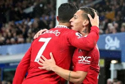 Antony (kanan) pernah beraksi bersama Ronaldo di Manchester United.