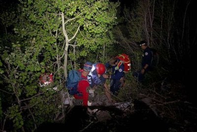Wanita itu kemudiannya ditempatkan di atas pengusung sebelum dibawa turun untuk mendapatkan rawatan susulan. - Foto Agensi