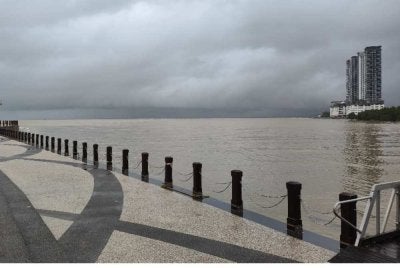 Laluan pejalan kaki menyajikan pandangan muara sungai Kuantan dengan berlatarbelakangkan Menara 188.