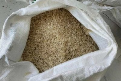 Penduduk menolak terima bantuan beras susulan warnanya kuning kecoklatan. Foto: Agensi