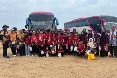 Seramai 44 peserta terdiri daripada jemaah Kelas Iqra’, Fardu Ain dan komuniti Masjid Al-Muqarrabi Banir Belikong bersiap-sedia untuk memulakan Program Rehlah ke Pulau Sri Tanjung, Tumpat Program Rehlah ke Pulau Sri Tanjung, Tumpat pada Sabtu.