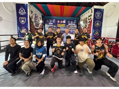 Persatuan Muaythai Sukma Negeri Perlis berharap dengan pelantikan Mohd Zawawi Awang Teh (belakang, dua dari kanan) sebagai penaung dan penasihat pasukan mampu membutirkan pingat di Sukma 2026.