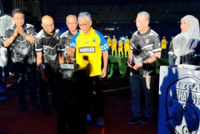 Al-Sultan Abdullah menyempurnakan gimik Pelancaran Liga Rakyat Pahang 1st merebut Piala Al-Sultan Abdullah 2026 di Stadium Darul Makmur pada Sabtu.