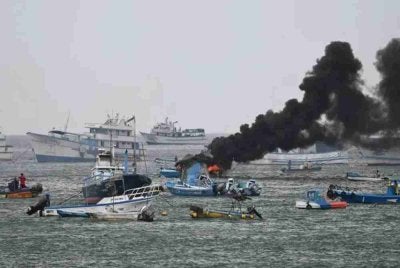 Puluhan bot nelayan musnah manakala dua orang cedera dalam kebakaran di sebuah pelabuhan utama di pantai Pasifik Ecuador.