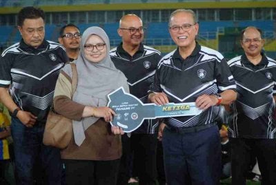 Fadzli (tiga dari kanan) ketika mengiringi Wan Rosdy menyampaikan hadiah cabutan bertuah kepada pemenang sempena Majlis Pelancaran Liga Rakyat Pahang 1st Piala Al-Sultan Abdullah 2026 di Stadium Darul Makmur, pada Sabtu.
