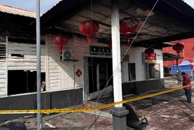 Pejabat MCA Yong Peng di sebuah bangunan pejabat jenis separuh kekal di Jalan Nipah di sini musnah kira-kira 80 peratus dalam kejadian kebakaran malam tadi. Foto Bernama