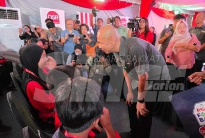 Armizan beramah mesra dengan kanak-kanak yang menghadiri Program Inisiatif Ihsan Food Bank (i-FB) @ KFC, di Kota Kinabalu.