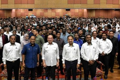 Perdana Menteri Datuk Seri Anwar Ibrahim bergambar bersama para pelajar pada Majlis Serahan Pemberian Geran Kerajaan Tahunan kepada AIMST Universiti di Bedong dekat sini hari ini. - Bernama