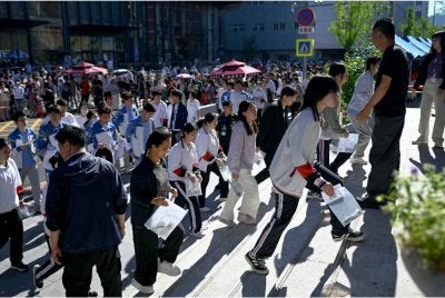 Pelajar memasuki pusat peperiksaan pada hari pertama peperiksaan Gaokao di Beijing pada 7 Jun 2026. Foto AFP
