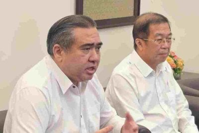 Anthony (kiri) bercakap kepada pemberita selepas merasmikan pelancaran Dokumentari 60 Tahun Perjalanan DAP di Wilayah Persekutuan, Kuala Lumpur pada Ahad.